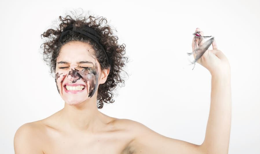 एक महिला एक कायाकल्प चेहरे की त्वचा उपचार करती है