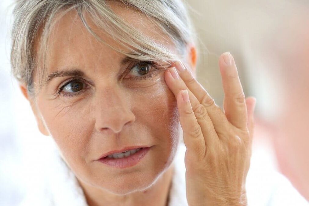 महिला आंखों के आसपास की त्वचा को फिर से जीवंत करती है