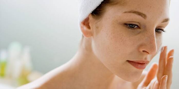 चेहरे की त्वचा को मॉइस्चराइज़ करने के लिए आवश्यक तेलों का नियमित उपयोग